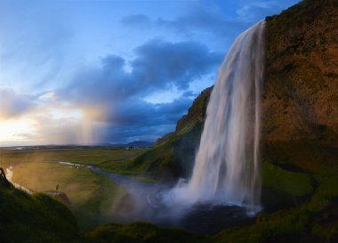 Seljalandsfoss şelale sırasında günbatımı, İzlanda