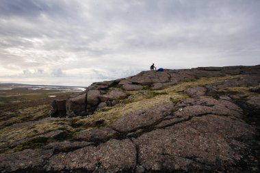 Doğada kahve yapma turistik giysili genç kadın
