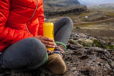 Güzel süsleme ve sabah kahve Kupası çoraplı bacaklar  , 