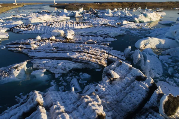 Lagoa do glaciar na Islândia assegurando o pôr do sol — Fotografia de Stock