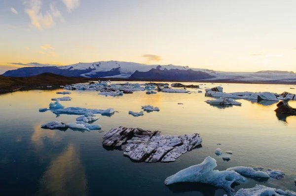 Льодовик лагуни в Ісландії печення захід сонця — стокове фото