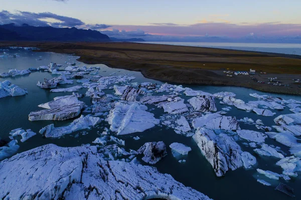Laguna dei ghiacciai in Islanda al tramonto — Foto Stock