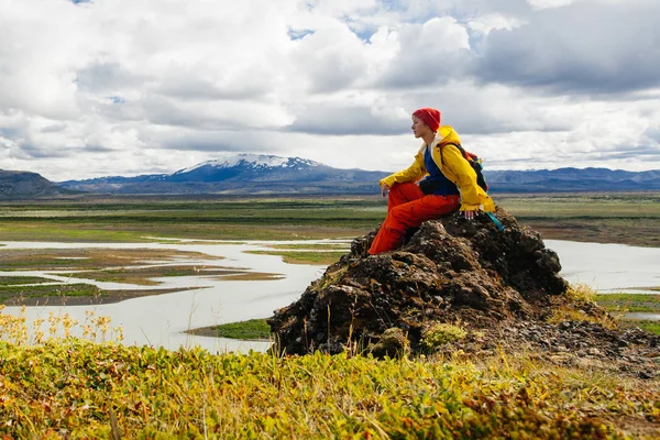 Feliz joven con ropa brillante viajando Islandia, enjouing — Foto de Stock