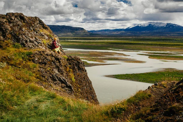 Glückliche junge Frau in hellen Kleidern reiste Island und genoss — Stockfoto