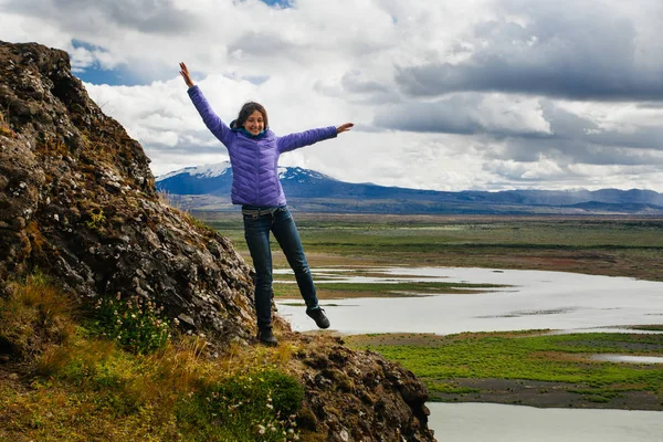 밝은 옷 아이슬란드, enjouing 여행에 행복 한 젊은 여자 — 스톡 사진