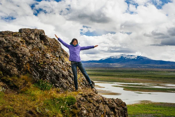Szczęśliwa młoda kobieta w jasne ubrania podróży Islandii, enjouing — Zdjęcie stockowe