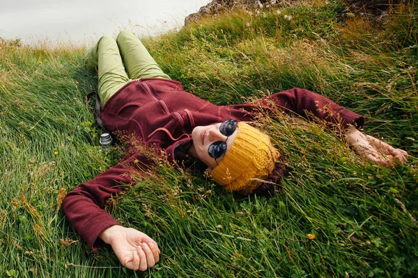 Glad ung kvinna i ljusa kläder resor Island, enjouing — Stockfoto