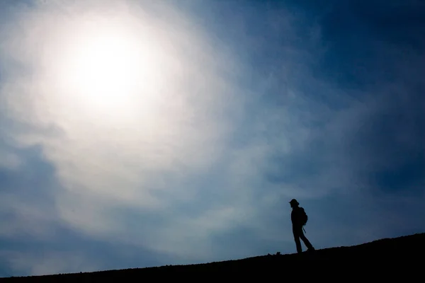 Touristenspaziergang auf dem Hügel, Silhouette — Stockfoto