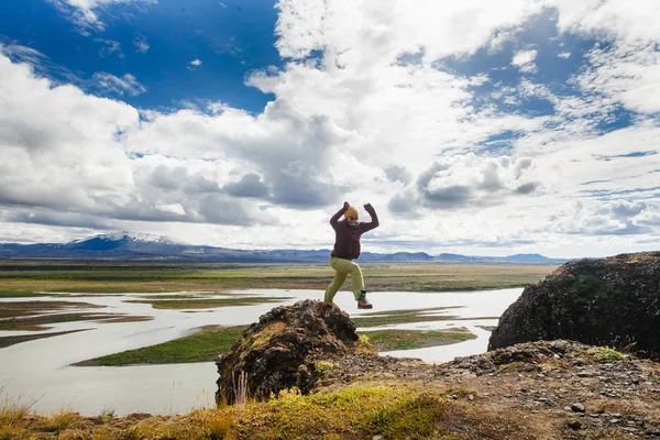 Jovem feliz em roupas brilhantes viajando Islândia, enjouing — Fotografia de Stock
