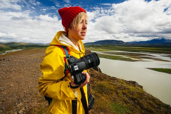 Felice giovane donna in abiti luminosi in viaggio Islanda, godendo — Foto Stock