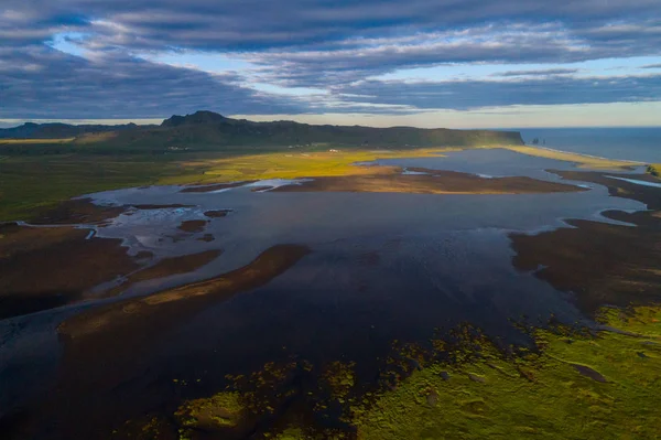 Kust in de buurt van Vik stenen in IJsland, zonsondergang tijd — Stockfoto