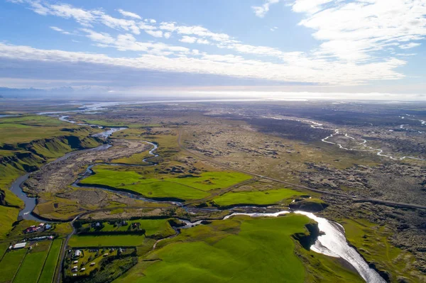 Landskapet på Island med floder och vackra kullar — Stockfoto