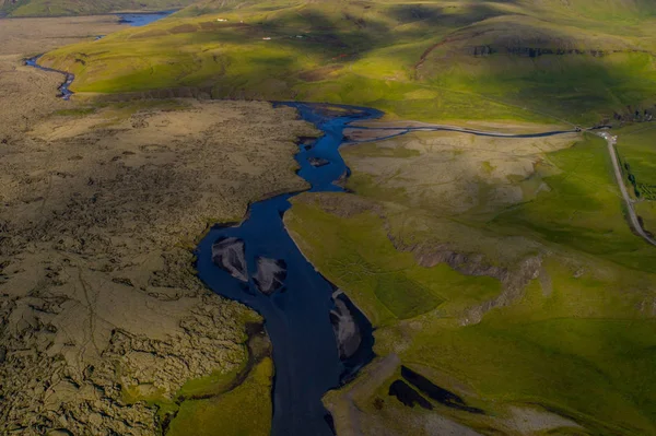 İzlanda'daki nehirler ve güzel tepeler, yatay — Stok fotoğraf