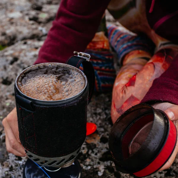 Nybryggt kaffe på gas-brännare på naturen i Island — Stockfoto