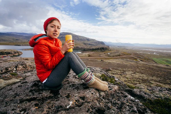 Jovem Mulher Casaco Vermelho Descansando Sobre Pedra Com Musgo Islândia — Fotografia de Stock