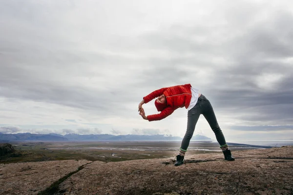 Jovem mulher esportiva faz ioga matinal, Islândia — Fotografia de Stock