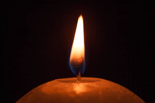 Svíčka, samostatný na černém pozadí — Stock fotografie