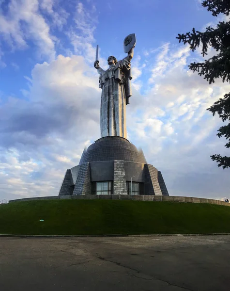 Moeder land monument in kiev, Oekraïne in de avond — Stockfoto