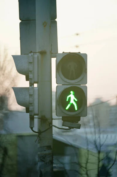 Semaforo con la luce verde accesa . — Foto Stock