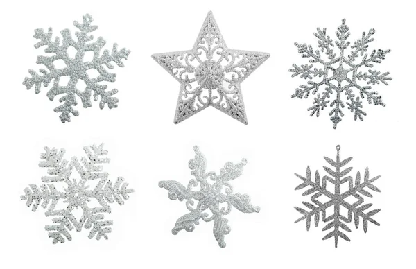 Серебряные снежинки на белом фоне — стоковое фото