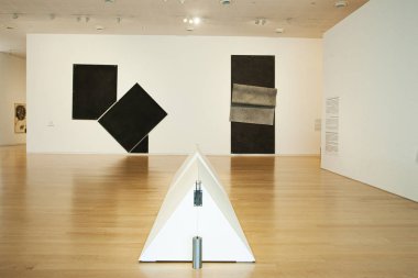 Tel Aviv, İsrail - 15 Aralık 2018: Modern sanat eserleriyle dolu bir oda, Tel Aviv, İsrail