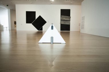 Tel Aviv, İsrail - 15 Aralık 2018: Modern sanat eserleriyle dolu bir oda, Tel Aviv, İsrail