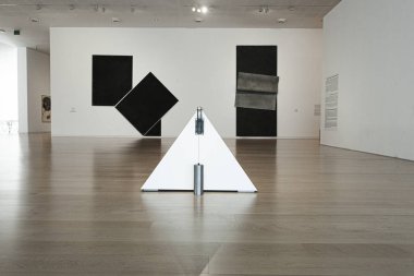 Tel Aviv, İsrail - 15 Aralık 2018: Modern sanat eserleriyle dolu bir oda, Tel Aviv, İsrail