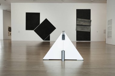 Tel Aviv, İsrail - 15 Aralık 2018: Modern sanat eserleriyle dolu bir oda, Tel Aviv, İsrail