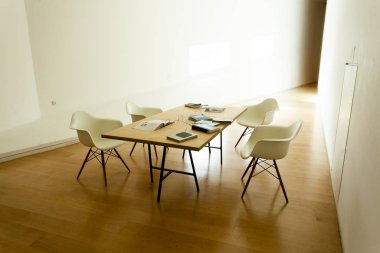 Tel Aviv, İsrail - 15 Aralık 2018: Tasarım Fuarı ve Tel Aviv Sanat Müzesi 'ndeki kitaplar