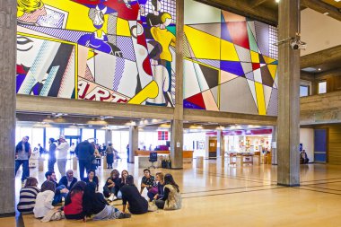 Tel Aviv, İsrail - 15 Aralık 2018: Tel Aviv Sanat Müzesi Tasarım Fuarı