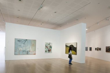 Tel Aviv, İsrail - 15 Aralık 2018: İnsanlar sanat müzesinde, Tel Aviv, İsrail