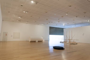 Tel Aviv, İsrail - 15 Aralık 2018: Modern sanat eserleriyle dolu bir oda, Tel Aviv, İsrail