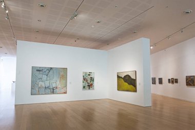 Tel Aviv, İsrail - 15 Aralık 2018: İnsanlar sanat müzesinde, Tel Aviv, İsrail