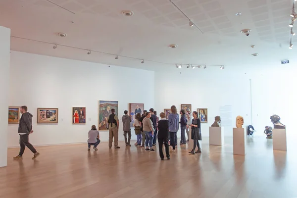 Tel Aviv Israel Dezembro 2018 Pessoas Olhando Para Pinturas Museu — Fotografia de Stock