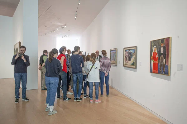 特拉维夫 以色列 2018年12月15日 人们在以色列特拉维夫艺术博物馆看这些画 — 图库照片