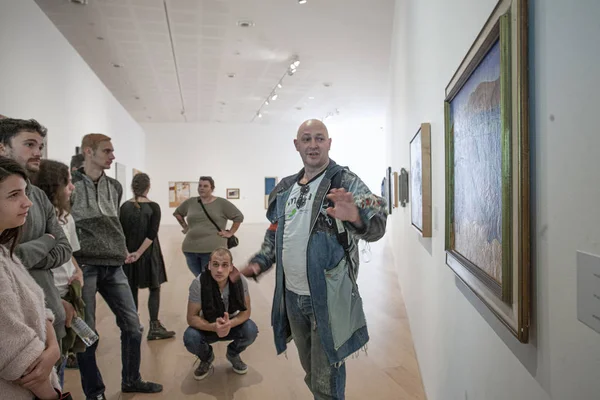 Tel Aviv Israel Dezembro 2018 Pessoas Olhando Para Pinturas Museu — Fotografia de Stock