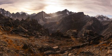 Gokyo Ri dağından gün batımına doğru inanılmaz bir manzara.