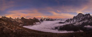 Gökyo Ri Dağı'ndan Gökyo göllerinin üzerinde gün batımı