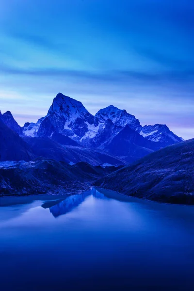 Vista noturna do lago Gokyo — Fotografia de Stock