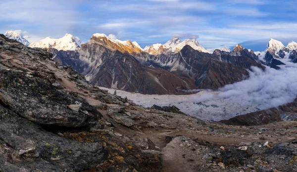 Solnedgång över Gokyo sjöarna, från Gokyo RI Mountain — Stockfoto