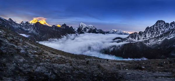 Gokyo Ri dağından gün batımına doğru inanılmaz bir manzara. — Stok fotoğraf