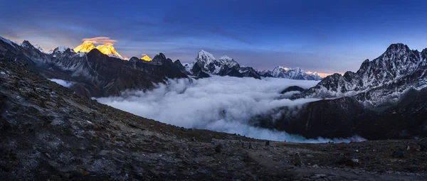 Gokyo Ri dağından gün batımına doğru inanılmaz bir manzara. — Stok fotoğraf