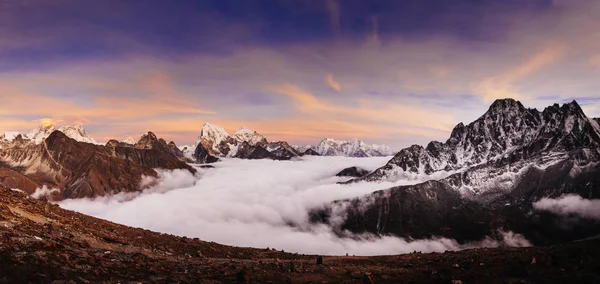 Západ slunce nad jezery Gokyo, od pohoří Gokyo RI — Stock fotografie