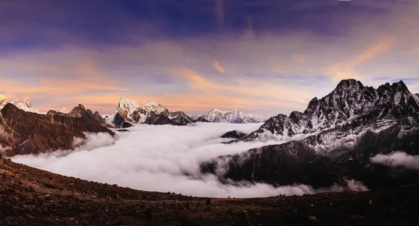 Sunset above the Gokyo lakes, from Gokyo Ri mountain — Stock Photo, Image