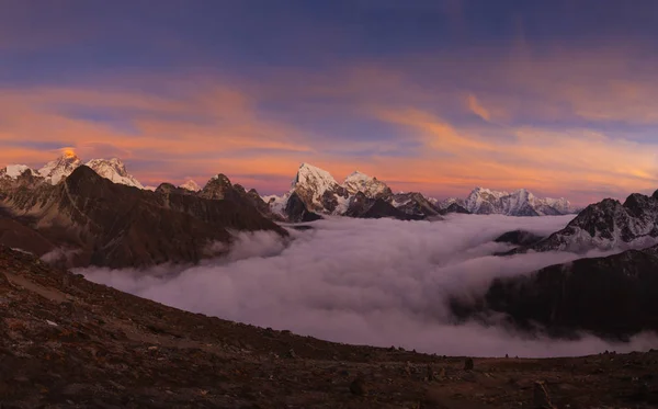 Pôr do sol acima dos lagos Gokyo, da montanha Gokyo Ri — Fotografia de Stock