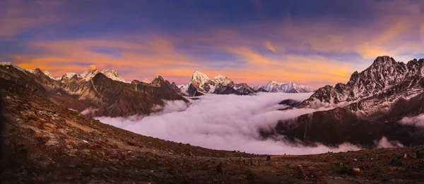 Tramonto sopra i laghi Gokyo, dalla montagna Gokyo Ri — Foto Stock