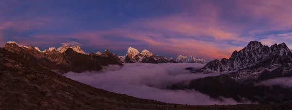 Zachód słońca nad jeziorami Gokyo, od góry Gokyo RI — Zdjęcie stockowe