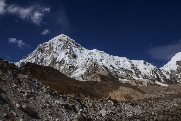 Caminata al campamento base del Everest, nepal. Vistas del Himalaya — Foto de Stock