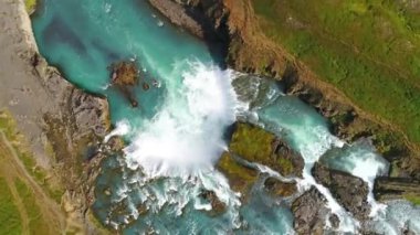 İnanılmaz Godafoss şelalesi, İzlanda, insansız hava aracıyla alındı.