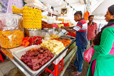 Kuala Lumpur, Malezya - 24 Ocak 2020: Malezya 'nın Batu mağaraları yakınlarındaki sokak pazarında geleneksel Asya tatlısı